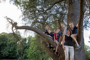 gezin met 5 kinderen in boom